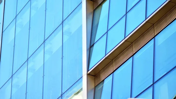 Primer Plano Abstracto Fachada Revestida Vidrio Edificio Moderno Cubierto Vidrio —  Fotos de Stock