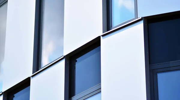 Abstrakcyjne Zbliżenie Szklanej Fasady Nowoczesnego Budynku Pokrytego Odblaskowym Szkłem Płytowym — Zdjęcie stockowe