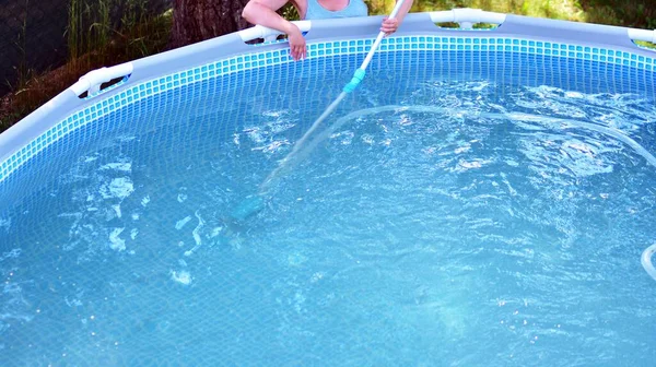 水中掃除機でプールの底を掃除する — ストック写真