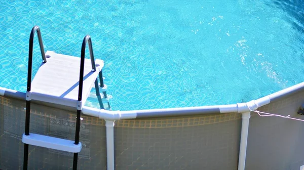 Mavi Suyla Yüzme Havuzunun Bir Parçası — Stok fotoğraf