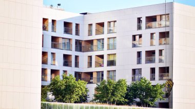 Çevre mimarisi. Yeşil ağaç ve apartman. Doğanın ve modernliğin ahengi.