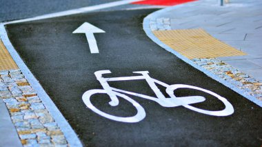 Bisiklet yolu olduğunu gösteren beyaz bir bisiklet sembolü..