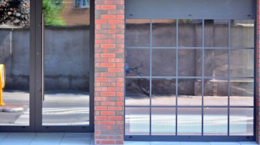 Yeni ticari binaların panoramik pencereleri. Kira için geliştirme standardında ticari mülkiyet.