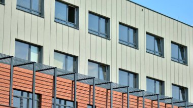 Modern bir ofis binasının dışı. Modern şirket mimarisine sahip şehir manzarası ofis binası - iş ve başarı kavramı