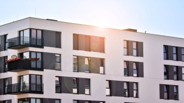 Şehirde modern konut binası. Güzel modern mimari.