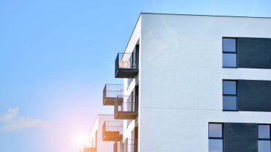 Şehirde modern konut binası. Güzel modern mimari.