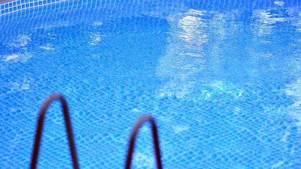 Blaues Schwimmbad Teil Detail Den Sommerferien Kristallblaues Schwimmbadwasser — Stockfoto