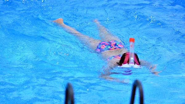 Kind Spielt Schwimmbad Tauchgänge Wasser Sommerurlaub Hause — Stockfoto