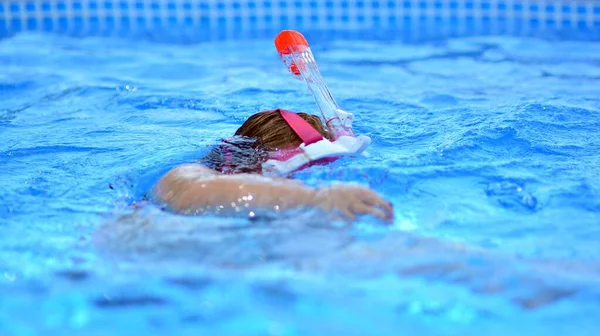 Kind Spielt Schwimmbad Tauchgänge Wasser Sommerurlaub Hause — Stockfoto