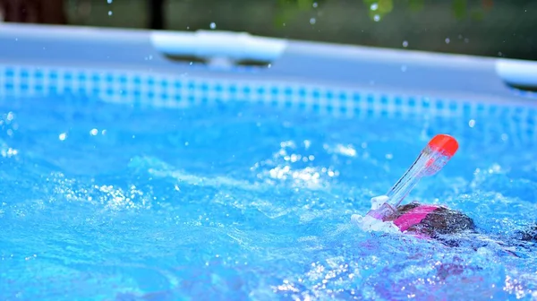 Gyerek Medencében Játszik Búvárkodás Vízben Nyaralás Otthon — Stock Fotó