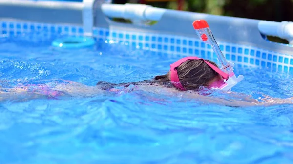 Gyerek Medencében Játszik Búvárkodás Vízben Nyaralás Otthon — Stock Fotó