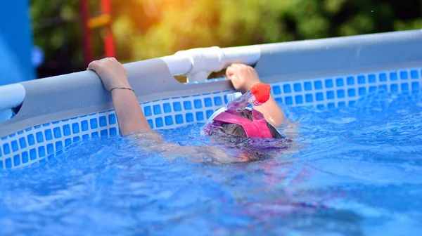 Barn Leker Poolen Dyk Vatten Sommarsemester Hemma — Stockfoto