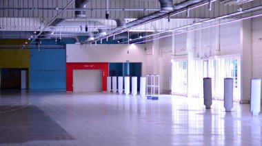 Süpermarket iflas ediyor. Kapalı büyük bir süpermarketin içinde.. 