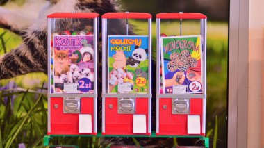 Varşova, Polonya. 9 Temmuz 2021. Renkli şeffaf oyuncak kapsülleri olan makineler