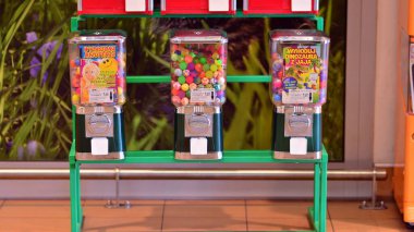 Varşova, Polonya. 9 Temmuz 2021. Renkli şeffaf oyuncak kapsülleri olan makineler