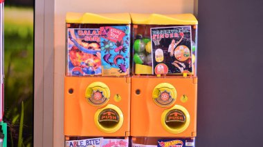 Varşova, Polonya. 9 Temmuz 2021. Renkli şeffaf oyuncak kapsülleri olan makineler