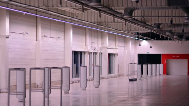 Süpermarket iflas ediyor. Kapalı büyük bir süpermarketin içinde.. 