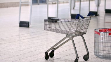 Süpermarket iflas ediyor. Kapalı büyük bir süpermarketin içinde.. 