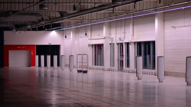 Süpermarket iflas ediyor. Kapalı büyük bir süpermarketin içinde.. 