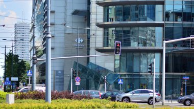 Varşova, Polonya. 9 Temmuz 2021. Varşova 'da şehir merkezi trafiği.