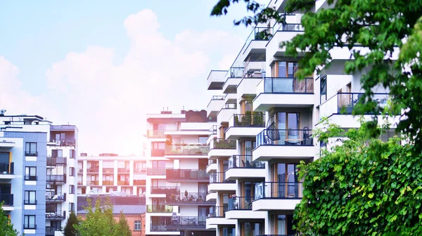 Çevre mimarisi. Yeşil ağaç ve apartman. Doğanın ve modernliğin ahengi.