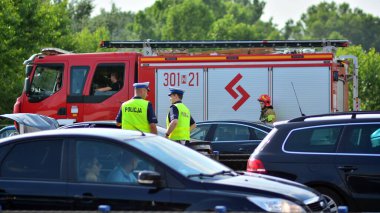 Varşova, Polonya. 13 Temmuz 2021. Polis ve itfaiye olay yerinde. Bir araba kazasının olduğu yerdeki kurtarma araçları..