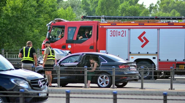 ポーランドのワルシャワ 2021年7月13日 現場の警察と消防隊 車の事故の現場で救助車 — ストック写真