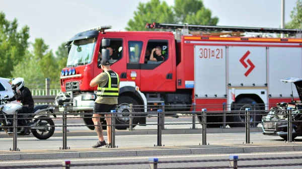 ポーランドのワルシャワ 2021年7月13日 現場の警察と消防隊 車の事故の現場で救助車 — ストック写真