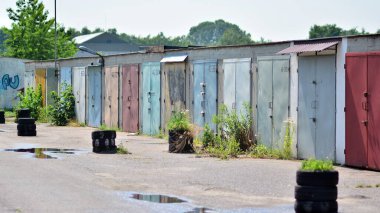 Çevre mimarisi. Yeşil ağaç ve apartman. Doğanın ve modernliğin ahengi.