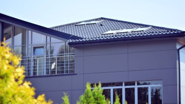 Gökyüzü yansıyan bir ofis binasının camlı cephesi. Modern mimari binalar dış plan.