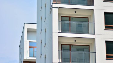 Çevre mimarisi. Yeşil ağaç ve apartman. Doğanın ve modernliğin ahengi.