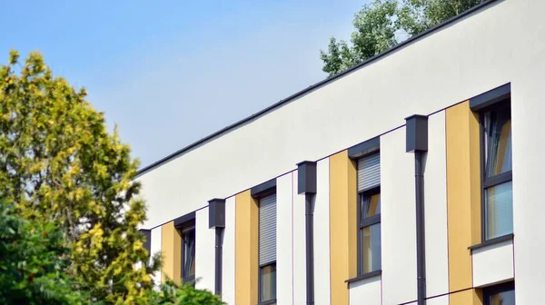 Die Verglaste Fassade Eines Bürogebäudes Mit Reflektiertem Himmel Moderne Architektur — Stockfoto