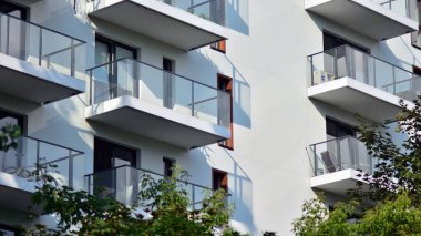 Çevre mimarisi. Yeşil ağaç ve apartman. Doğanın ve modernliğin ahengi.