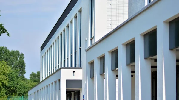 Die Verglaste Fassade Eines Bürogebäudes Mit Reflektiertem Himmel Moderne Architektur — Stockfoto