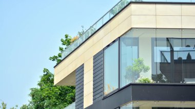 Çevre mimarisi. Yeşil ağaç ve apartman. Doğanın ve modernliğin ahengi.