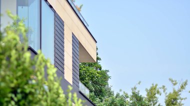 Çevre mimarisi. Yeşil ağaç ve apartman. Doğanın ve modernliğin ahengi.