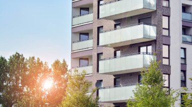 Çevre mimarisi. Yeşil ağaç ve apartman. Doğanın ve modernliğin ahengi.