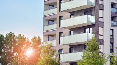 Çevre mimarisi. Yeşil ağaç ve apartman. Doğanın ve modernliğin ahengi.