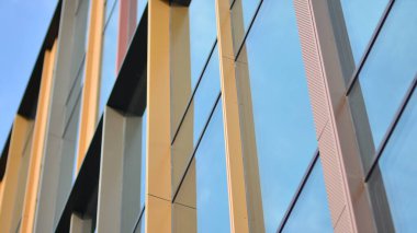 Gökyüzü yansıyan bir ofis binasının camlı cephesi. Modern mimari binalar dış görünüş 