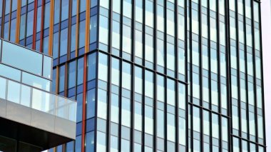 Gökyüzü yansıyan bir ofis binasının camlı cephesi. Modern mimari binalar dış görünüş 