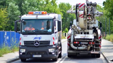 Varşova, Polonya. 17 Temmuz 2021. Trafikte iki kamyon birbirini geçer..