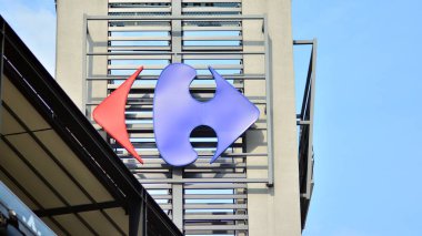 Varşova, Polonya. 15 Temmuz 2021. Şirket logosu Carrefour.Fransız uluslararası hipermarket zinciri Carrefour market logosu. Carrefour 'u imzala. Şirket tabelası Carrefour.