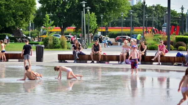 Juli 2021 Warschau Polen Kinder Badeanzug Spielen Der Planschbecken Wasserfontäne — Stockfoto