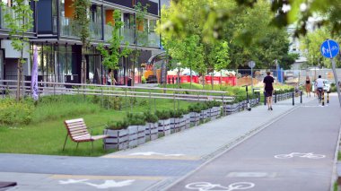Varşova, Polonya. 15 Temmuz 2021. Rydygiera caddesi boyunca Zoliborz bölgesinde. Varşova 'nın güzel kısmı.