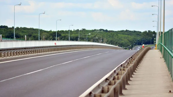 ポーランドのゼグゼ 2021年7月17日 近くの川のゼグゼの新しい道路橋 レジオノヴォとワルシャワの近くのゼグゼ湖 — ストック写真