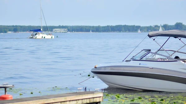 Zegrze 2021年7月17日 Zegrzynski水库湖和Narew河 有游艇和小船 — 图库照片