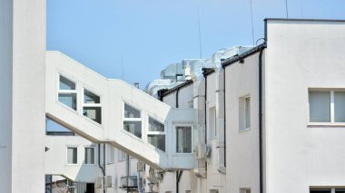 Gökyüzü yansıyan bir ofis binasının camlı cephesi. Modern mimari binalar dış görünüş 