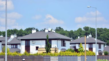 Yeni bir gelişim bölgesinde yeni bir aile evi. Modern görünüşlü bir ev..  