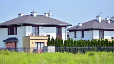 Yeni bir gelişim bölgesinde yeni bir aile evi. Modern görünüşlü bir ev..  