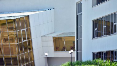 Gökyüzü yansıyan bir ofis binasının camlı cephesi. Modern mimari binalar dış görünüş 